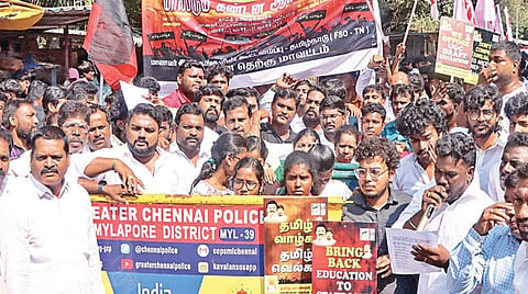 மும்மொழி கொள்கையை எதிர்த்து, தமிழ்நாடு மாணவர் இயக்கங்களின் கூட்டமைப்பு மற்றும் திமுக சென்னை தெற்கு மாவட்ட மாணவர் அணியினர் சைதாப்பேட்டை, தபால் நிலையம் அருகே கண்டன போராட்டத்தில் ஈடுபட்டனர். | படம்: ம.பிரபு |