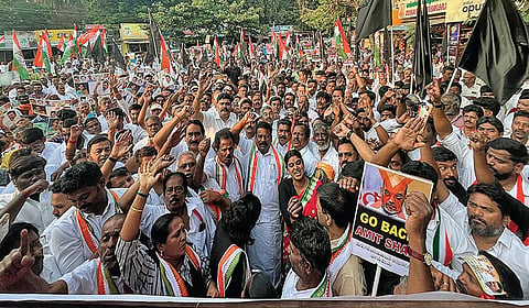 கோவை காந்திபார்க் பகுதியில் நேற்று நடந்த கருப்புக்கொடி ஆர்ப்பாட்டத்தில் கலந்துகொண்ட காங்கிரஸ் மாநில தலைவர் செல்வப்பெருந்கை, வடக்கு மாவட்ட தலைவர் வி.எம்.சி. மனோகரன் உள்ளிட்டோர். | படம் : ஜெ.மனோகரன் |