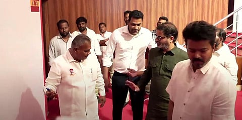 மும்மொழி கொள்கைக்கு எதிரான #GetOut பதாகையில் கையெழுத்திட மறுத்த பிரசாந்த் கிஷோர் @ தவெக 2-ஆம் ஆண்டு விழா