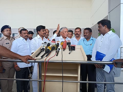 திருச்சி விமான நிலையத்தில் செய்தியாளர்களுக்கு பேட்டியளித்த மத்திய ரயில்வே மற்றும் ஜல்சக்தித் துறை இணை அமைச்சர் சோமண்ணா.