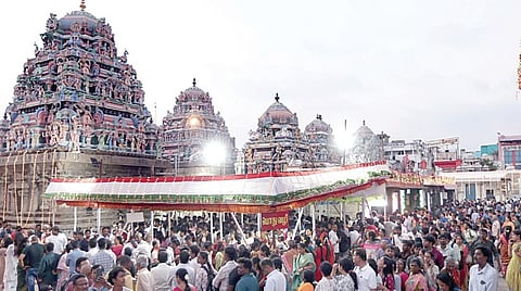 மகா சிவராத்திரியை முன்னிட்டு, சென்னை மயிலாப்பூர், கபாலீஸ்வரர் கோயிலுக்கு வந்திருந்த பக்தர்கள்.