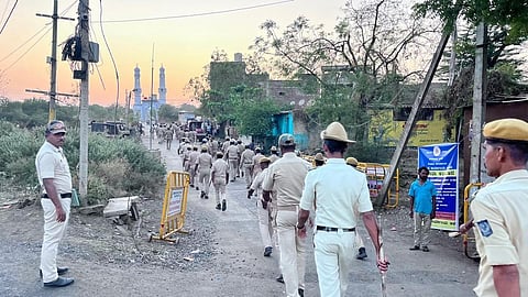 கர்நாடக உயர் நீதிமன்ற அனுமதியை தொடர்ந்து தர்காவுக்குள் இந்து அமைப்பினர் சிவலிங்க பூஜை