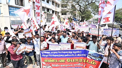தனியார் மூலம் மாநகர பேருந்து இயக்க எதிர்ப்பு: ஜனநாயக வாலிபர் சங்கத்​தினர் ஆர்ப்​பாட்டம்