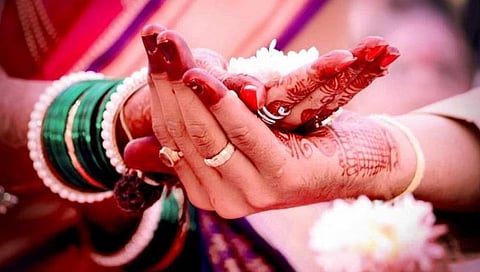 குடிபோதையில் மணமகளுக்கு பதிலாக தோழிக்கு மாலை அணிவித்த மணமகன் கைது