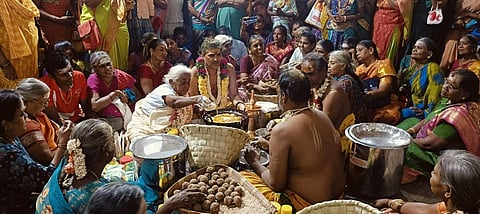 ஸ்ரீவில்லிபுத்தூர்: மகா சிவராத்திரியை முன்னிட்டு கொதிக்கும் நெய்யில் கையால் அப்பம் சுட்ட 92 வயது மூதாட்டி
