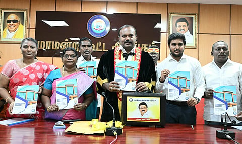 தூத்துக்குடி மாநகராட்சியில் 2025- 2026-ம் நிதியாண்டுக்கான பட்ஜெட்டை மேயர் ஜெகன் பெரியசாமி தாக்கல் செய்தார். | படம்: என்.ராஜேஷ்