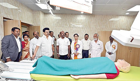 சென்னை, கொளத்தூர், பெரியார் நகரில், நவீன மருத்துவ உபகரண வசதிகளுடன் 210.80 கோடி ரூபாய் செலவில் 6 தளங்களுடன் புதிதாக கட்டப்பட்டுள்ள உயர் சிறப்பு மருத்துவமனையான  பெரியார் அரசு மருத்துவமனையை முதல்வர் மு.க.ஸ்டாலின் நேற்று திறந்து வைத்து பார்வையிட்டார். நிகழ்ச்சியில், அமைச்சர்கள் எ.வ.வேலு, மா.சுப்பிரமணியன், பி.கே.சேகர் பாபு, மேயர் பிரியா, தலைமைச் செயலாளர் நா.முருகானந்தம், சுகாதாரத் துறை செயலாளர் ப.செந்தில்குமார் மற்றும் அரசு உயர் அலுவலர்கள் கலந்து கொண்டனர்.