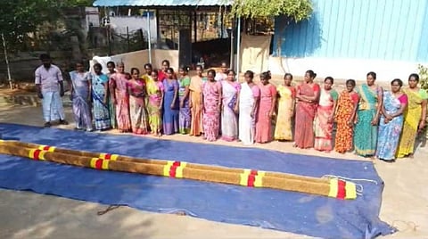 கர்நாடகாவின் மகாவிஷ்ணு சிலைக்கு திருச்சியில் இருந்து 45 அடி நீள வெட்டிவேர் மாலை அனுப்பி வைப்பு