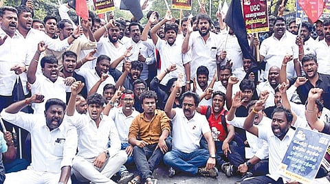 சென்னை ஐஐடியில் நடைபெற்ற நிகழ்ச்சியில் பங்கேற்க வந்த மத்திய கல்வித்துறை இணை அமைச்சர் சுகந்த மஜூம்தாரை கண்டித்து மாணவர் இயக்கங்களின் கூட்டமைப்பு சார்பில் கருப்புக்கொடி ஆர்ப்பாட்டம் காந்தி மண்டபம் அருகே நேற்று நடைபெற்றது. இதில், திமுக மாணவர் அணி செயலாளர் சி.வி.எம்.பி.எழிலரசன், எம்எல்ஏ தலைமையில் ஏராளமானோர் பங்கேற்றனர். | படம்: எஸ்.சத்தியசீலன் |
