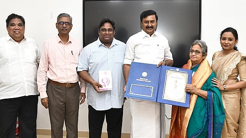 38 அறிஞர்களுக்கு தமிழ் செம்மல் விருது: அமைச்சர் சாமிநாதன் வழங்கினார்