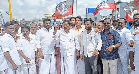 புதுச்சேரி | அதிமுகவினர் திறந்த எம்ஜிஆர் சிலையை மீண்டும் திறக்க முயன்ற ஓபிஎஸ் ஆதரவாளர்கள் கைது