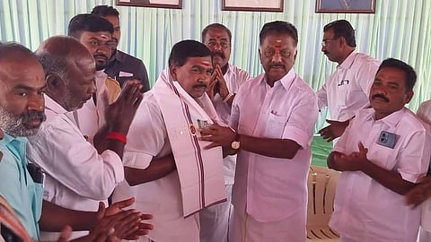ஓபிஎஸ்ஸுக்கு ஆதரவு: வத்தலகுண்டு அதிமுக ஒன்றியச் செயலாளர் மோகன் அதிரடி நீக்கம்