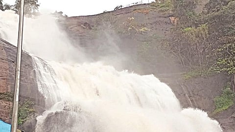 தொடர் மழையால்  குற்றாலம் பிரதான அருவியில் நேற்று 2-வது நாளாக வெள்ளப்பெருக்கு நீடித்தது.
