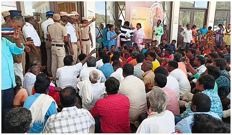 கல்குவாரிக்கு எதிர்ப்பு: செங்கல்பட்டு ஆட்சியர் அலுவலகத்தில் பொதுமக்கள் முற்றுகை போராட்டம்