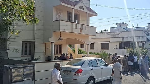 பதிநகரில் தாய், மகள், மகன் மூவர் மர்மமான முறையில் உயிரிழந்த வீட்டின் முன் மக்கள் திரண்டிருந்தனர்.