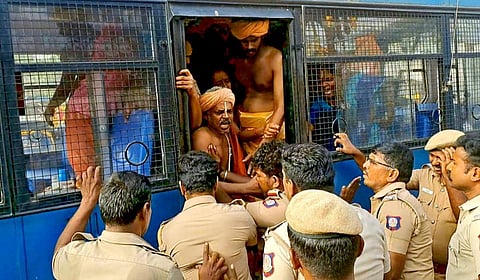 பாளையங்கோட்டையில் சாலை மறியல் போராட்டத்தில் ஈடுபட்ட அய்யா வழி பக்தர்களை போலீஸார் கைது செய்தனர்.