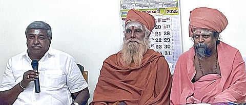 பழநி தேவஸ்தான அலுவலகத்தில் நடந்த மூலவர் சிலை பாதுகாப்பு வல்லுநர்
குழு கூட்டத்தில் பேசிய குழுத் தலைவர் பொங்கியப்பன். உடன், பேரூர் சாந்தலிங்க மருதாச்சல அடிகளார், குன்றக்குடி பொன்னம்பல அடிகளார்.