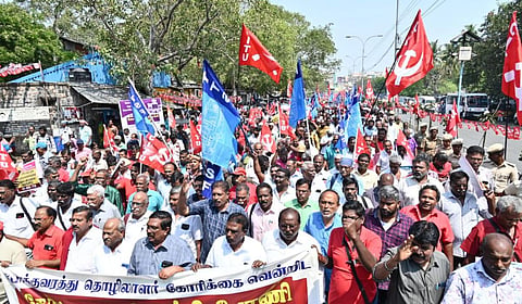 பல்வேறு கோரிக்கைகளை வலியுறுத்தி கோட்டை நோக்கி பேரணி சென்ற போக்குவரத்து தொழிலாளர்களை போலீஸார் தடுத்து நிறுத்தினர்