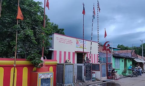 பொது இடங்களில் கொடிக் கம்பங்களை அகற்றும் உத்தரவுக்கு தடை விதிக்க மறுப்பு: மதுரை உயர் நீதிமன்ற அமர்வு உறுதி