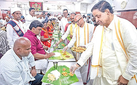 திரு​மலை​யில் நேற்று முதல் அன்னதானத்​தில் மசால் வடை​யும் வழங்​கும் திட்​டத்தை அறங்​காவலர் குழு தலை​வர் பிஆர். நா​யுடு தொடங்கி வைத்​தார். உடன் நிர்​வாக அதி​காரி சியாமள ராவ் மற்​றும்​ கூடு​தல்​ நிர்​வாக அதி​காரி வெங்​கைய்​ய சவுத்​ரி ஆகியோர்​ உள்​ளனர்.