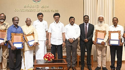 ஓவிய, சிற்ப கலைஞர்கள் 6 பேருக்கு ‘கலைச் செம்மல்’ விருது: முதல்வர் ஸ்டாலின் வழங்கினார்