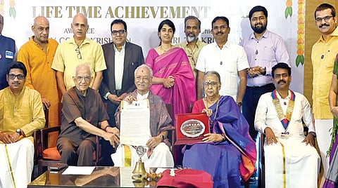 பிரபல கர்னாடக இசை மேதையும் மிருதங்க கலைஞருமான ‘பத்மபூஷண்’ டி.வி.கோபாலகிருஷ்ணனுக்கு ரோட்டரி கிளப் ஆஃப் கிண்டி சார்பில் வாழ்நாள் சாதனையாளர் விருது வழங்கி கவுரவிக்கப்பட்டது.  அருகில் முன்னாள் தலைமை தேர்தல் ஆணையர் டி.எஸ்.கிருஷ்ணமூர்த்தி, ரோட்டரி கிளப்பின் தலைவர் வி.சங்கர், செயலாளர் நந்தகோபால், நிகழ்ச்சி பொறுப்பாளர் உவைஸ் கரண் பிஜே உள்ளிட்டோர். | படம்: ம.பிரபு |