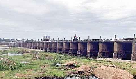 வல்லிபுரம் - ஈசூர் இடையே சேதமடைந்த தரைப்பாலம்: கோடை முடிவதற்குள் மேம்பாலம் அமைக்க கோரிக்கை