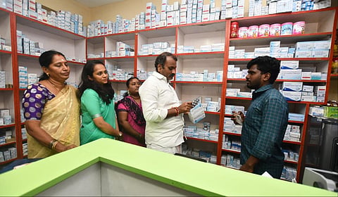 சென்னை புரசைவாக்கத்தில் உள்ள மக்கள் மருந்தகம் கடையில் மத்திய இணை அமைச்சர் எல்.முருகன் ஆய்வு செய்தார்