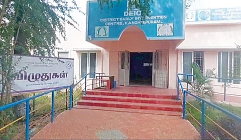 காஞ்சிபுரம் அரசு மருத்துவமனையில் போதிய ஊழியர்கள் நியமிக்கப்படாததாலும், மருத்துவ கருவிகள் வழங்கப்படாததாலும் வெறிச்சோடி கிடக்கும் தொடக்கநிலை இடையீட்டுச் சேவை மையம்.