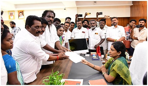 மதுரை மாநகராட்சி ஆணையாளர் சித்ராவிடம் சோலைராஜா தலைமையில் அதிமுக கவுன்சிலர்கள் புகார் மனு அளித்தனர். | படம்: எஸ்.கிருஷ்ணமூர்த்தி