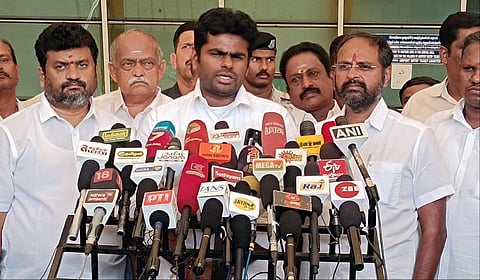 கோவையில் பாஜக மாநிலத் தலைவர் அண்ணாமலை செய்தியாளர்களைச் சந்தித்தார்.