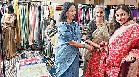 இந்திய கைவினை கவுன்சில் நடத்தும் ‘தறி’ என்ற கைத்தறி புடவைகள் விற்பனை கண்காட்சியில் விற்பனைக்கு வைக்கப்பட்டுள்ள புடவைகளை ஆர்வத்துடன் கண்டு ரசிக்கும் பெண்கள். | படம்: எஸ்.சத்தியசீலன் |