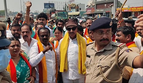 தமிழகத்துக்குள் நுழைய முயன்ற வாட்டாள் நாகராஜ் உள்ளிட்டோரை கர்நாடக போலீஸார் தடுத்து நிறுத்தினர்.