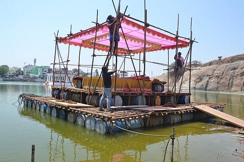 நாமக்கல் கமலாலய குளத்தில் தெப்பத்தேர் அலங்கார பணிகள் விறுவிறுப்பாக மேற்கொள்ளப்பட்டு வருகிறது. 