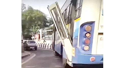 நாகர்கோவிலில் கதவு உடைந்து தொங்கிய நிலையில் இயக்கப்பட்ட அரசு பேருந்து