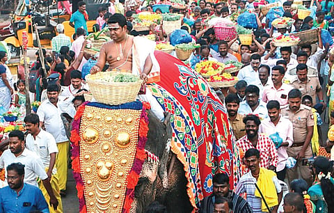 சமயபுரம்​ மாரியம்மன்​ கோயில்​ பூச்​சொரிதல்​ விழாவையொட்​டி,  அம்​மனுக்​கு சாற்​று​வதற்​காக நேற்​று யானை மீது பூக்​களை வைத்​து ஊர்​வல​மாக எடுத்​து வந்​த கோயில்​ நிர்​வாகத்​தினர்​ மற்​றும்​ பக்​தர்​கள்​. படம்​: ர.செல்​வ​முத்​துகு​மார்​