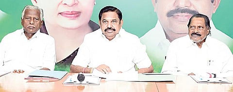 தேர்தலுக்கு தயாராவது குறித்த அதிமுக ஆலோசனைக் கூட்டம் காணொலி வாயிலாக நேற்று நடைபெற்றது. பொதுச்செயலாளர் பழனிசாமி, அவைத் தலைவர் தமிழ்மகன் உசேன், முன்னாள் அமைச்சர்கள் கே.பி.முனுசாமி, எஸ்.பி.வேலுமணி ஆகியோர் கலந்து கொண்டனர்.