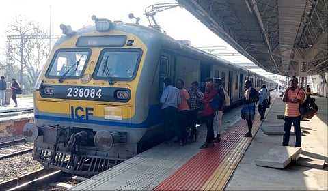 தொழில்நுட்பக் கோளாறு காரணமாக திருத்தணியில் வரைவு ரயில் நிறுத்தப்பட்டதால் பயணிகள் அவதியடைந்தனர்