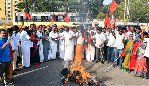 மத்திய அமைச்சர் தர்மேந்திர பிரதான் உருவபொம்மையை எரித்து திண்டுக்கல்லில் கண்டன ஆர்ப்பாட்டத்தில் ஈடுபட்ட திமுகவினர் | படம்: நா.தங்கரத்தினம்