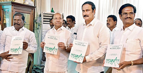 தைலாபுரம் தோட்டத்தில், பாமகவின் ‘நிழல் நிதி நிலை அறிக்கை’யை பாமக நிறுவனர் ராமதாஸ், தலைவர் அன்புமணி ஆகியோர் வெளி யிட்டனர். உடன் கவுரவ தலைவர் ஜி.கே.மணி, முன்னாள் மத்திய இணையமைச்சர் ஏ.கே.மூர்த்தி உள்ளிட்டோர்.  படம்: எம்.சாம்ராஜ்
