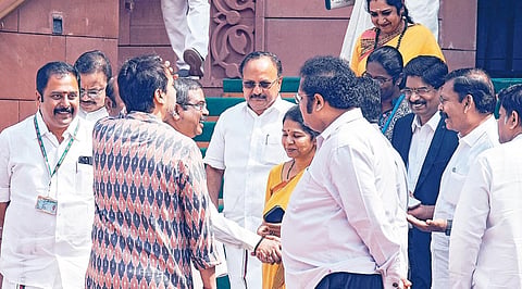 மக்களவையில் மத்திய கல்வி அமைச்சர் தர்மேந்திர பிரதான் மற்றும் திமுக எம்.பி.க்கள் இடையே நேற்று காரசாரமான விவாதம் நடைபெற்றது. அவைக்கு வெளியே, கனிமொழி உள்ளிட்ட எம்.பி.க்களுடன் இயல்பாக கலந்துரையாடிய அமைச்சர் தர்மேந்திர பிரதான், படம்: பிடிஐ
