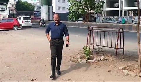 கோவை காந்திபுரத்தில் உள்ள சிபிசிஐடி அலுவலகத்தில்  ஓய்வு பெற்ற காவல்துறை அதிகாரி வீரபெருமாள் விசாரணைக்கு ஆஜரானார். 