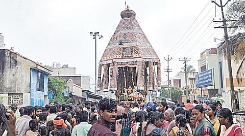 திருப்புறம்பியத்தில் நேற்று நடைபெற்ற கரும்படு சொல்லியம்மை உடனாய சாட்சிநாத சுவாமி கோயில் தேரோட்டத்தின்போது, கொட்டும் மழையிலும் வடம் பிடித்து தேர் இழுத்த பக்தர்கள்.