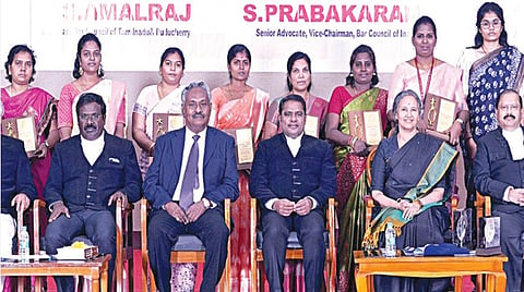 மகளிர் தினத்தை முன்னிட்டு தமிழ்நாடு மற்றும் புதுச்சேரி பார் கவுன்சில் சார்பில் பெண் நீதிபதிகளை கவுரவிக்கும் விழா மற்றும் 1,020 இளம் வழக்கறிஞர்களை பார் கவுன்சிலில் பதிவு செய்யும் நிகழ்வு உயர் நீதிமன்ற கலையரங்கில் நடைபெற்றது. இந்நிகழ்வில் சிறப்பு விருந்தினராகப் பங்கேற்ற சென்னை உயர் நீதிமன்ற நீதிபதி அனிதா சுமந்த் மற்றும் கீழமை நீதிமன்ற பெண் நீதிபதிகளுக்கு பார் கவுன்சில் தலைவர் பி.எஸ்.அமல்ராஜ் உள்ளிட்ட நிர்வாகிகள் விருது வழங்கி கவுரவித்தனர்.
