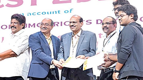 இந்திய தர நிர்ணய அமைவனமும், விஐடி சென்னையும் இணைந்து நடத்திய விழிப்புணர்வு போட்டிகளில் வெற்றி பெற்ற மாணவர்களுக்கு திருப்போரூர் எம்எல்ஏ எஸ்.எஸ்.பாலாஜி பரிசுகளை வழங்கினார். அருகில் விஐடி சார்பு துணைவேந்தர் தியாகராஜன், இந்திய தரநிர்ணய அமைவனத்தின் தென்பிராந்திய ஆய்வகத்தின் விஞ்ஞானி மீனாட்சி கணேசன், சென்னை கிளையின் விஞ்ஞானி மற்றும் தலைவர் பவானி ஆகியோர் கலந்து கொண்டனர். | படம்: எம்.முத்துகணேஷ் |