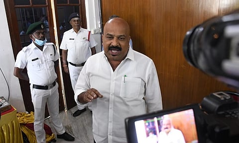 புதுச்சேரி சட்டப் பேரவையிலிருந்து வெளிநடப்பு செய்த காரைக்கால் சுயேட்சை எம்எல்ஏ சிவா.