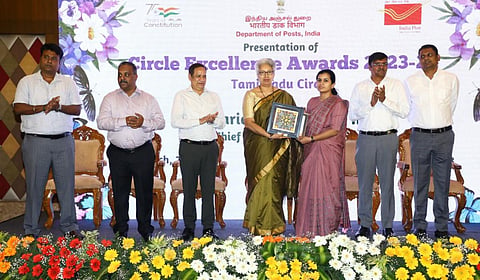 2023-24 ம் நிதியாண்டில் சிறப்பாக பணியாற்றிய அலுவலர்களுக்கு தமிழ்நாடு வட்ட  தலைமை அஞ்சல்துறை தலைவர் மரியம்மா தாமஸ்  விருதுகளை வழங்கினார். 