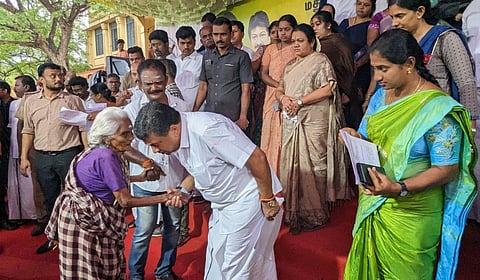 மதுரையில்  நடந்த  சிறப்பு குறைதீர்க்கும் முகாமில் அமைச்சர் பழனிவேல் தியாகராஜன் மூதாட்டியிடம் மனுவைப் பெற்று குறைகளை கேட்டறிந்தார் |  படங்கள்: எஸ்.கிருஷ்ணமூர்த்தி