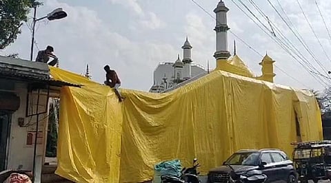 ஹோலி: உ.பி.யின் ஷாஜஹான்பூர் மசூதிகள் தார்ப்பாய்களால் மூடல் - காரணம் என்ன?