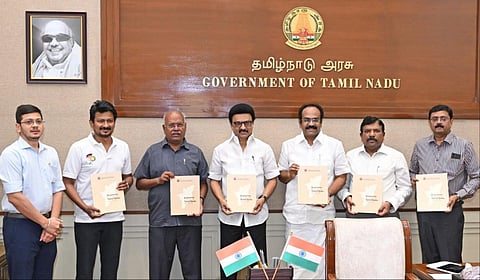 சென்னை தலைமைச் செயலகத்தில் முதல்வர் ஸ்டாலின் தமிழ்நாடு பொருளாதார ஆய்வறிக்கை 2024-25-ஐ வெளியிட்டார்.